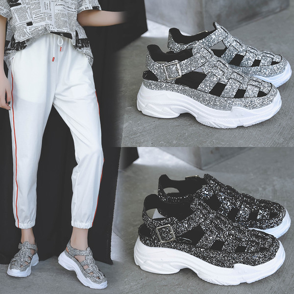 Stílusos női szandál zárt modell - két modell