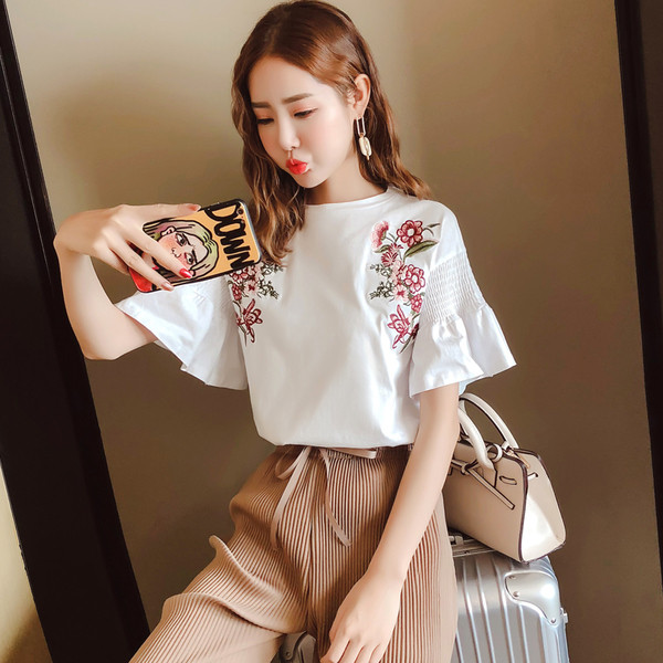 Γυναικεία μοντέρνα μπλούζα με φαρδιά μανίκια και κεντημένα λουλούδια