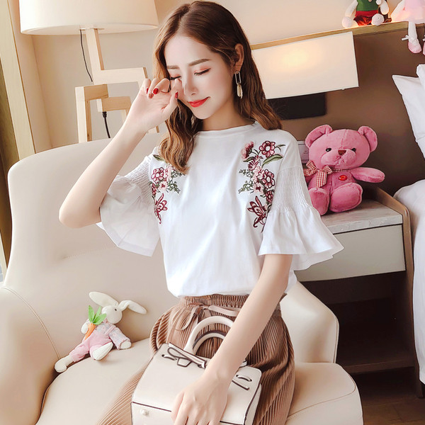 Γυναικεία μοντέρνα μπλούζα με φαρδιά μανίκια και κεντημένα λουλούδια