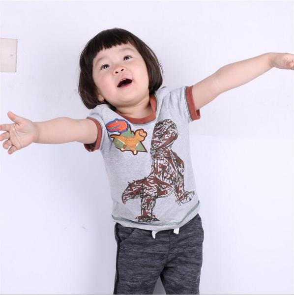 Gyerek póló fiúknak világos színben, mintával