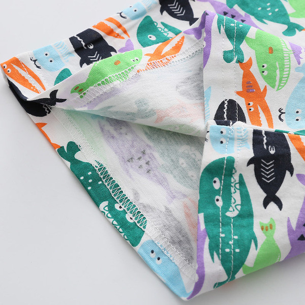 Színes gyerekcipő különböző alkalmazásokkal, lányoknak és fiúknak egyaránt