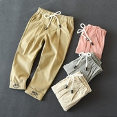 Elasztikus derékkal és több színben hímzéssel ellátott gyereknadrág lányoknak és fiúknak egyaránt