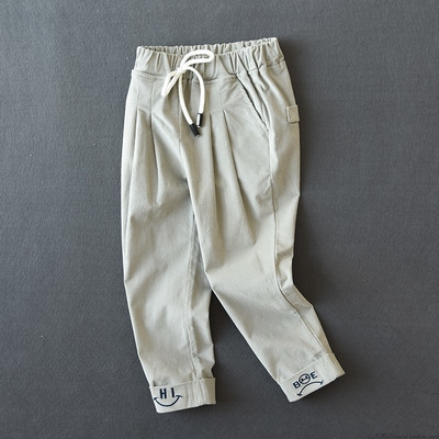 Elasztikus derékkal és több színben hímzéssel ellátott gyereknadrág lányoknak és fiúknak egyaránt