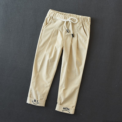 Elasztikus derékkal és több színben hímzéssel ellátott gyereknadrág lányoknak és fiúknak egyaránt