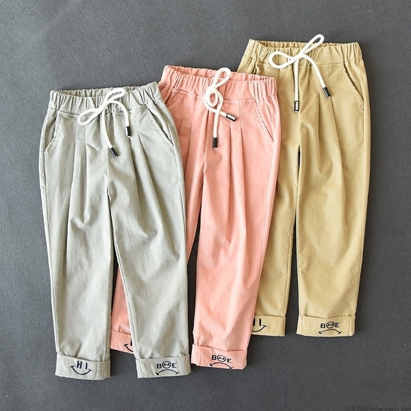 Elasztikus derékkal és több színben hímzéssel ellátott gyereknadrág lányoknak és fiúknak egyaránt