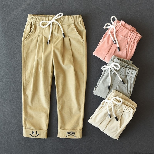 Elasztikus derékkal és több színben hímzéssel ellátott gyereknadrág lányoknak és fiúknak egyaránt