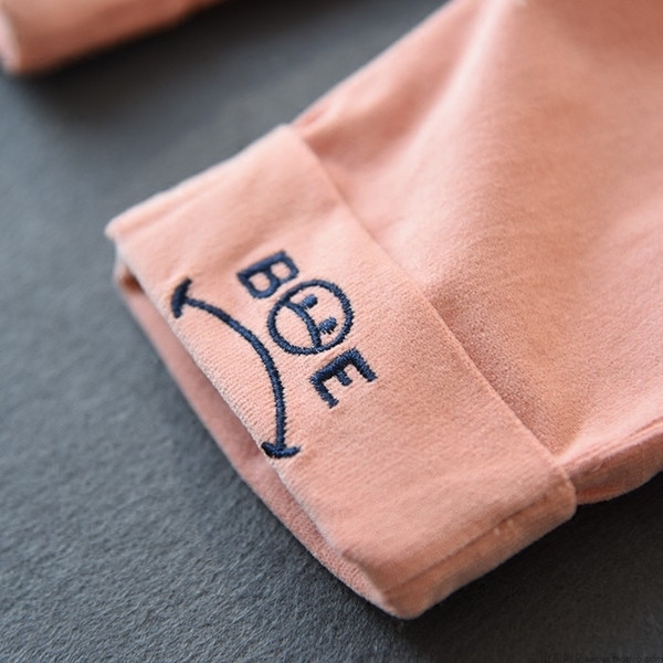 Elasztikus derékkal és több színben hímzéssel ellátott gyereknadrág lányoknak és fiúknak egyaránt