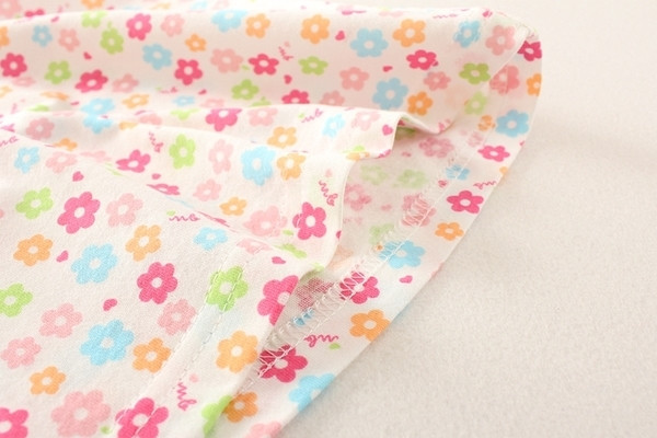 Gyerek felső lányoknak világos színekben, mintával