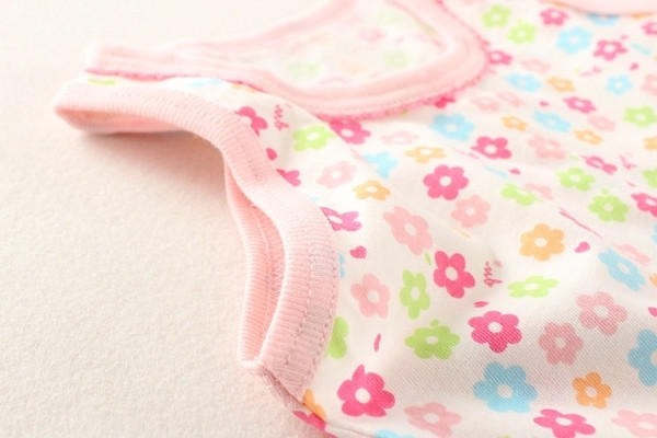 Gyerek felső lányoknak világos színekben, mintával