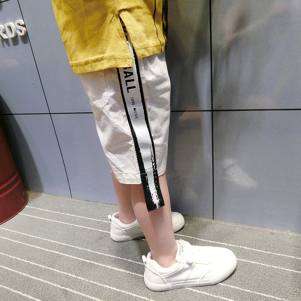 Μοντέρνα παιδικά σορτς για αγόρια με περίγραμμα με δύο χρωματιστές επιγραφές