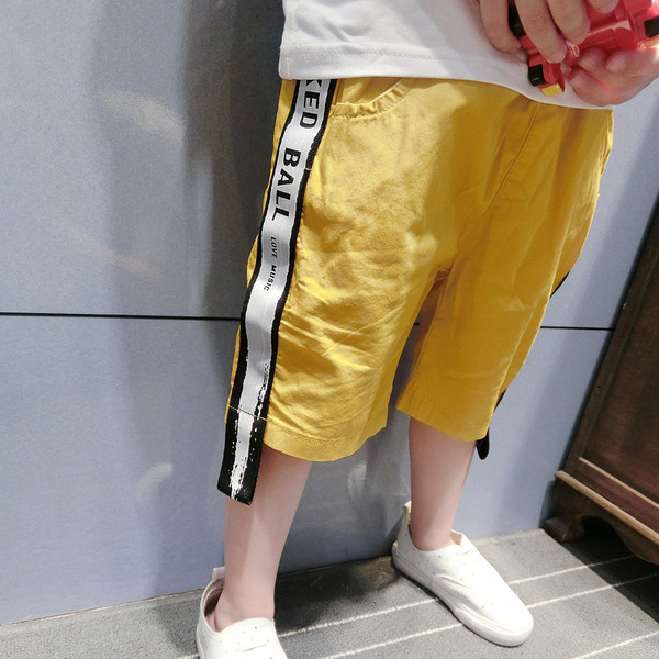 Μοντέρνα παιδικά σορτς για αγόρια με περίγραμμα με δύο χρωματιστές επιγραφές