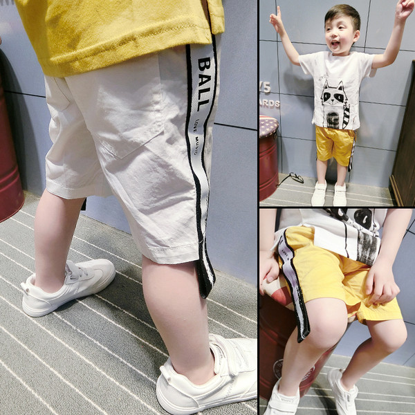 Μοντέρνα παιδικά σορτς για αγόρια με περίγραμμα με δύο χρωματιστές επιγραφές