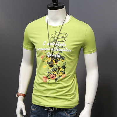 Friss férfi karcsú póló tavaszra és nyárra