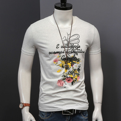 Friss férfi karcsú póló tavaszra és nyárra