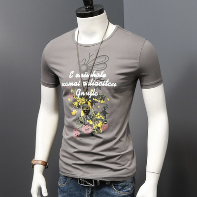 Friss férfi karcsú póló tavaszra és nyárra