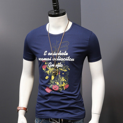 Friss férfi karcsú póló tavaszra és nyárra