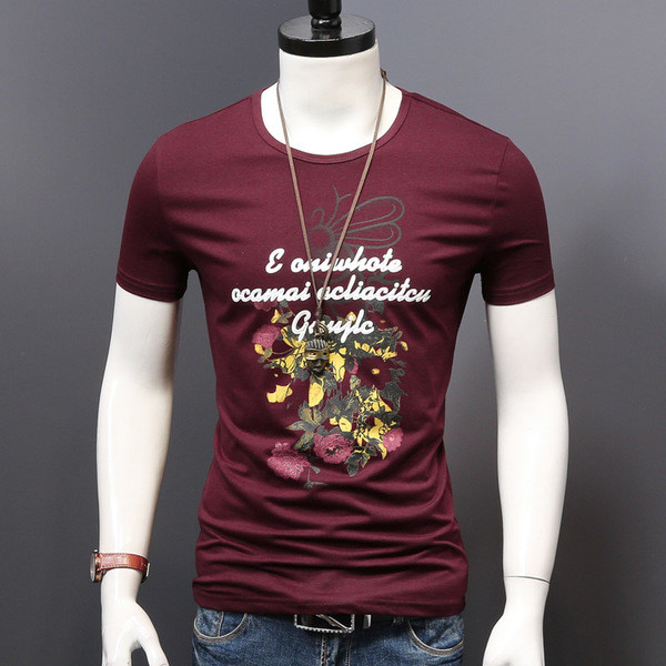 Friss férfi karcsú póló tavaszra és nyárra