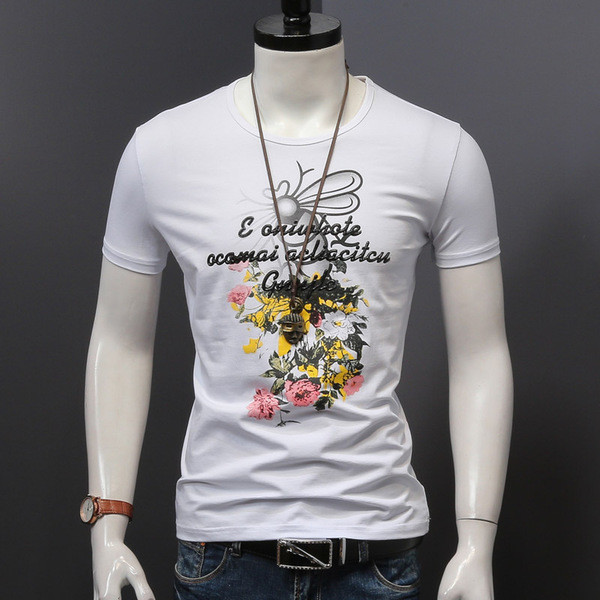 Friss férfi karcsú póló tavaszra és nyárra