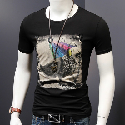 Karcsú nyári férfi póló modern mintával