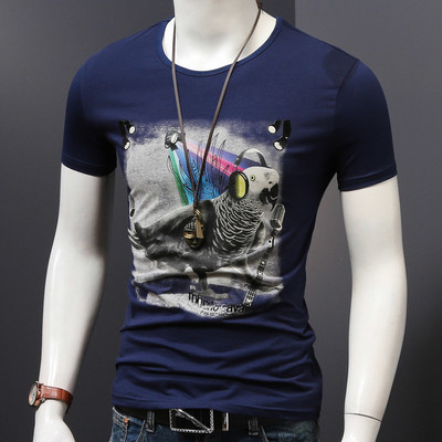 Karcsú nyári férfi póló modern mintával