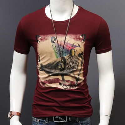 Karcsú nyári férfi póló modern mintával