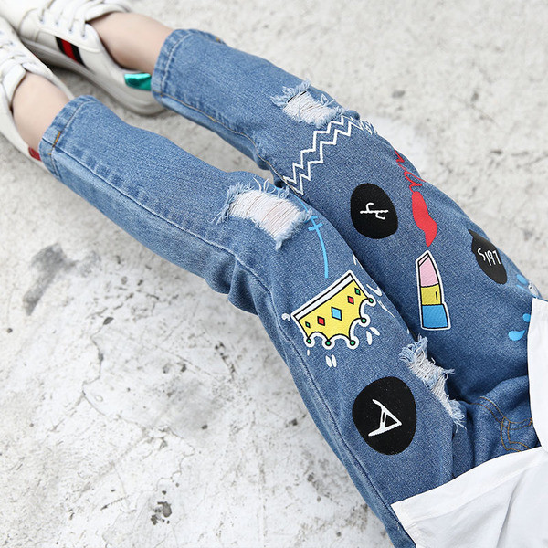 Gyerekfarmer lányoknak hímzéssel és foltokkal