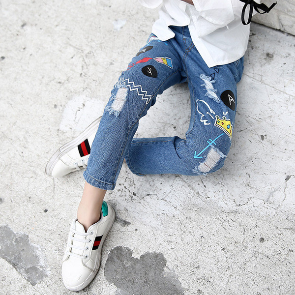 Gyerekfarmer lányoknak hímzéssel és foltokkal