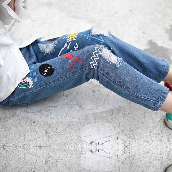 Gyerekfarmer lányoknak hímzéssel és foltokkal