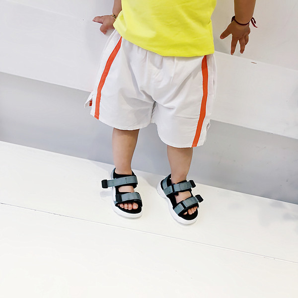 Gyerek rövidnadrág fiúknak színes szegéllyel