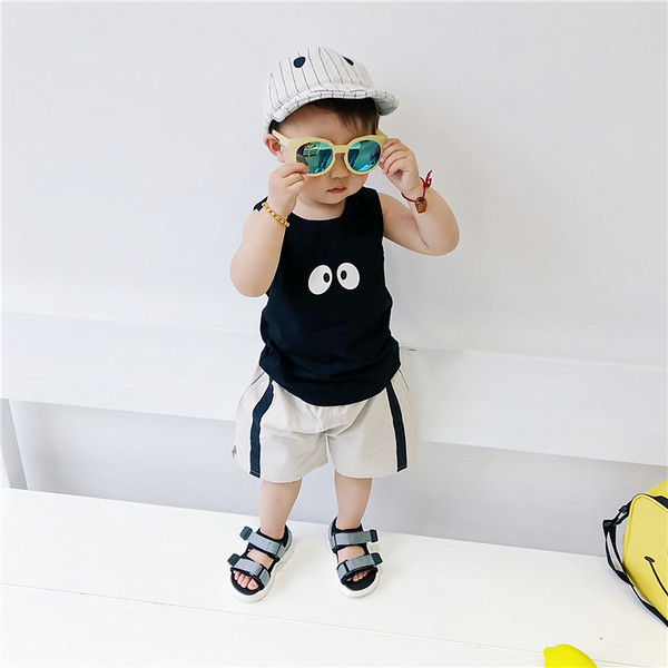 Gyerek rövidnadrág fiúknak színes szegéllyel