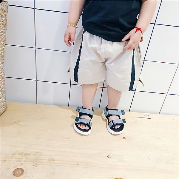 Gyerek rövidnadrág fiúknak színes szegéllyel