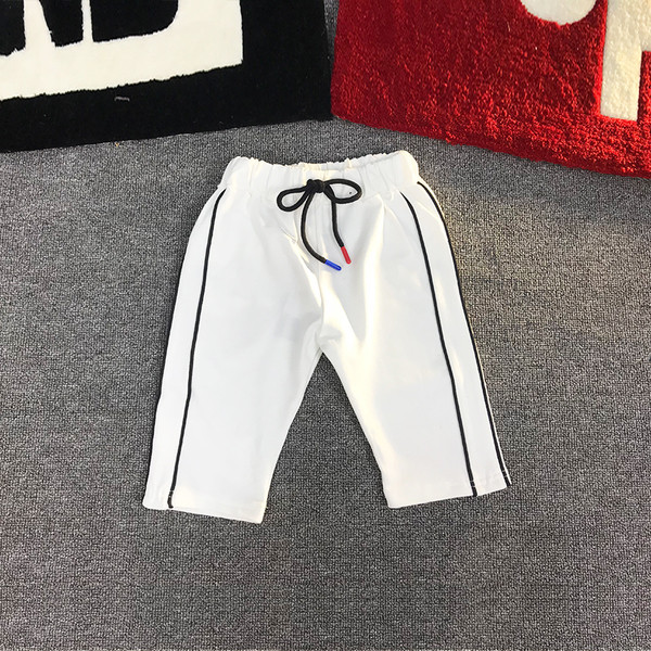 Gyermek rövidnadrág fiúknak fehér és fekete színben