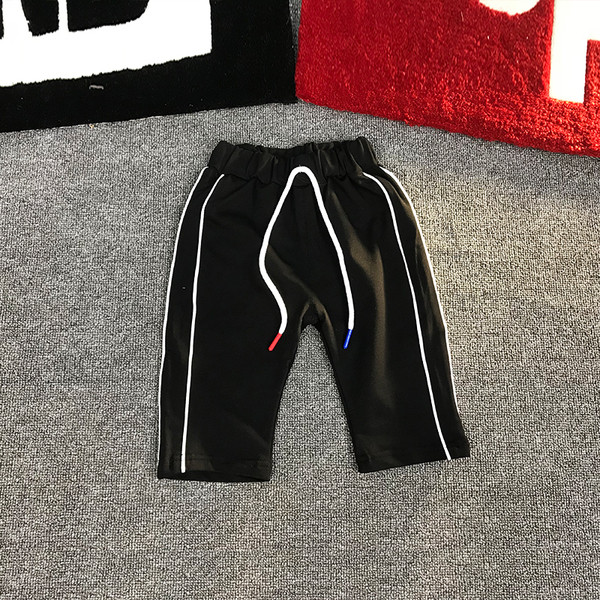 Gyermek rövidnadrág fiúknak fehér és fekete színben