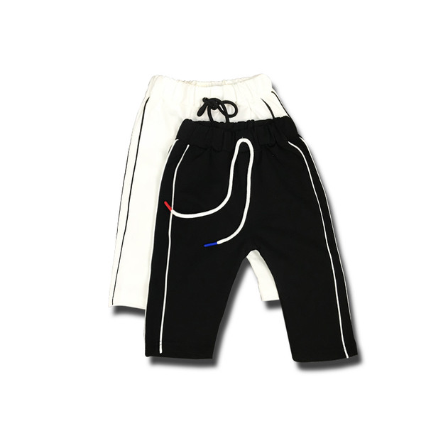 Gyermek rövidnadrág fiúknak fehér és fekete színben