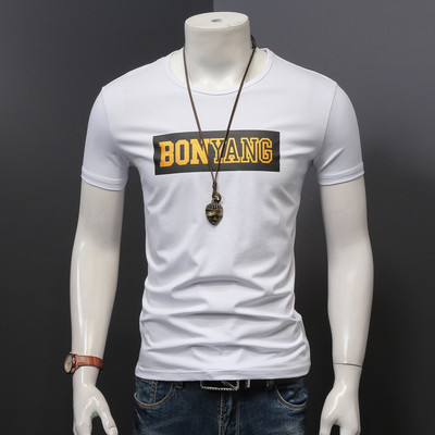 Egyszerű férfi karcsú póló felirattal