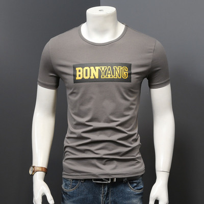 Egyszerű férfi karcsú póló felirattal