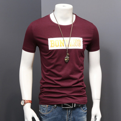 Egyszerű férfi karcsú póló felirattal