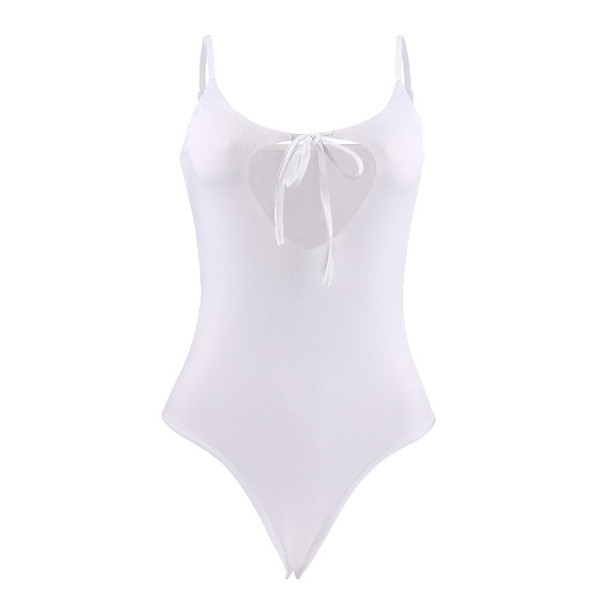 Stílusos, fehér színű női fürdőruha vékony pánttal és mély nyakkivágással