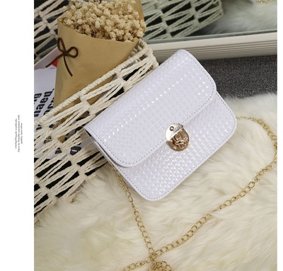 Stílusos és egyszerű mini női táska négy színben fémlánccal