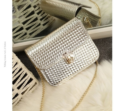 Stílusos és egyszerű mini női táska négy színben fémlánccal