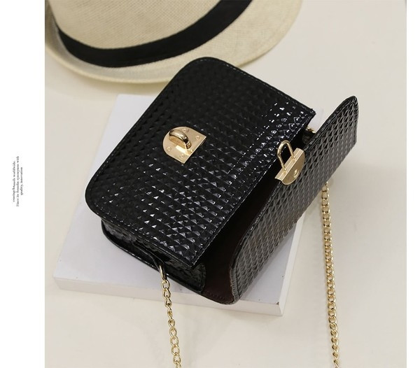 Stílusos és egyszerű mini női táska négy színben fémlánccal