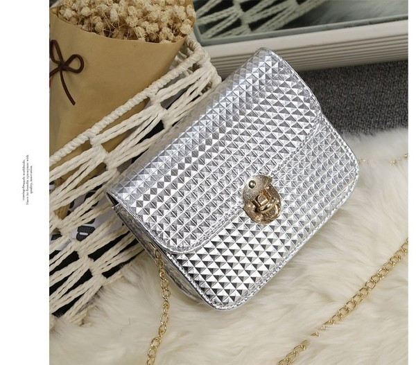 Stílusos és egyszerű mini női táska négy színben fémlánccal