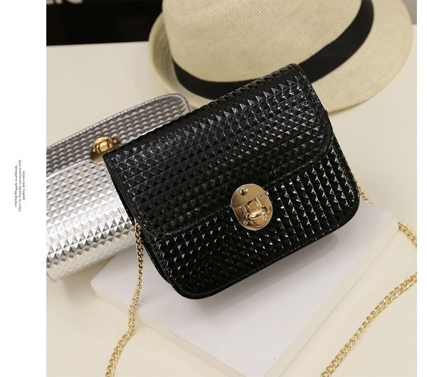 Stílusos és egyszerű mini női táska négy színben fémlánccal