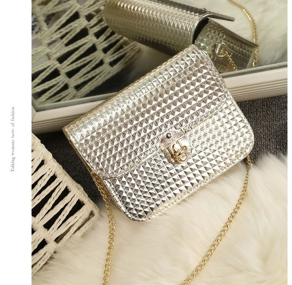 Stílusos és egyszerű mini női táska négy színben fémlánccal