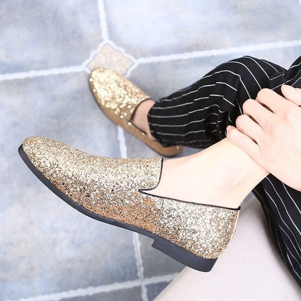 Modern férfi cipő brokáttal, három színben