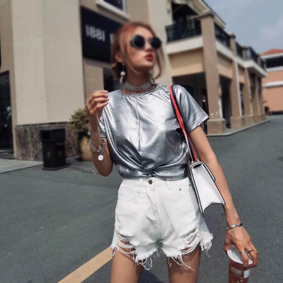 Stílusos női blúz fényes szürke színben, rövid ujjal és O-nyakkal