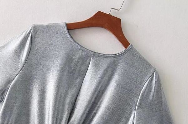 Stílusos női blúz fényes szürke színben, rövid ujjal és O-nyakkal