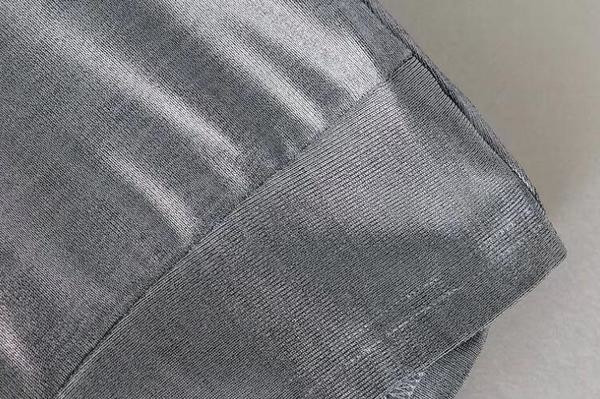 Stílusos női blúz fényes szürke színben, rövid ujjal és O-nyakkal