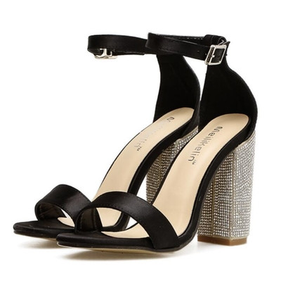 Egyszerű, elegáns női magas sarkú szandál díszkövekkel