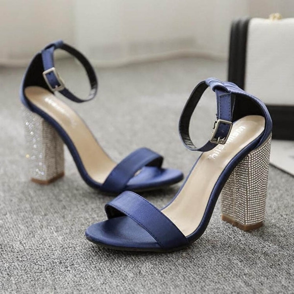 Egyszerű, elegáns női magas sarkú szandál díszkövekkel